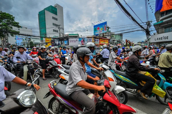 Saigon, vietnam - 15. června: silniční dopravy na 15 června 2011 Saig — Stock fotografie