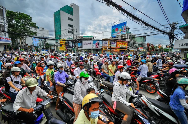 Saigón, Vietnam - 15 de junio: Tráfico por carretera el 15 de junio de 2011 en Saig Imagen de stock