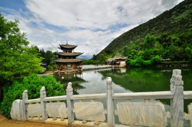 Lijiang Çin eski şehir sokakları ve binaları