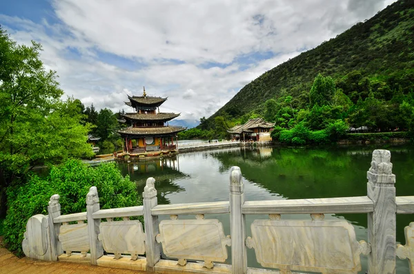 Lijiang Çin eski şehir sokakları ve binaları