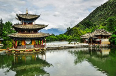 Lijiang Çin eski şehir sokakları ve binaları