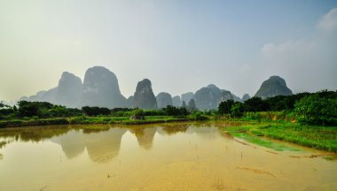 Li nehri dağ manzarası Yangshuo Guilin 'de