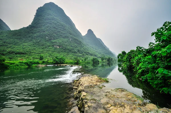 Rzeka Li górski krajobraz w Yangshuo Guilin — Zdjęcie stockowe