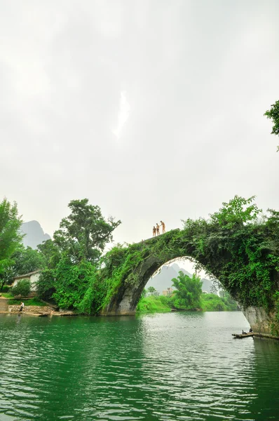 Guilin Li rzeka Kras górski krajobraz w Yangshuo — Zdjęcie stockowe