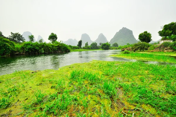 Guilin Li floden Karst bergslandskap i Yangshuo — Stockfoto