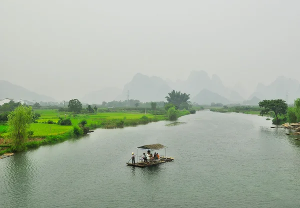 Guilin Li rivier Karst berglandschap in Yangshuo — Stockfoto