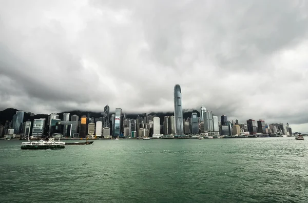 Skyline van Hong kong island vanuit kowloon. — Stockfoto