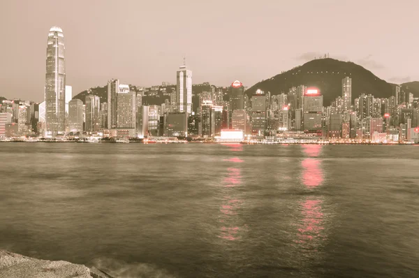 Skyline van Hong kong island vanuit kowloon. — Stockfoto