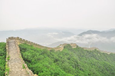 Çin Seddi sis Pekin Dağları üzerinde