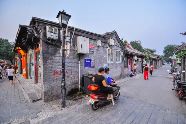 Хутун за решеткой в районе Хухай, Пекин — стоковое фото
