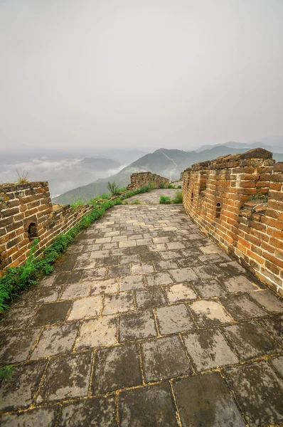 Velká čínská zeď mlha nad horami v Pekingu — Stock fotografie