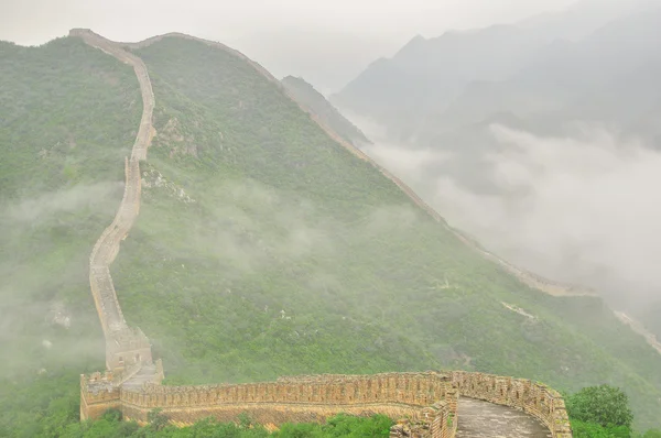 Wielki Mur mgła nad górami w Pekinie — Zdjęcie stockowe