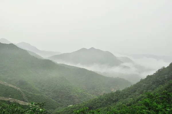 Grande Muraille brouillard sur les montagnes à Pékin — Photo