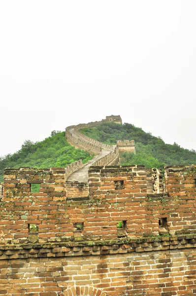Névoa da Grande Muralha sobre montanhas em Pequim — Fotografia de Stock