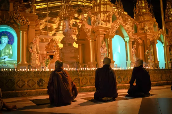 Drie monniken shwedagon pagoda in yangon stad, Birma (myanmar) — Stockfoto