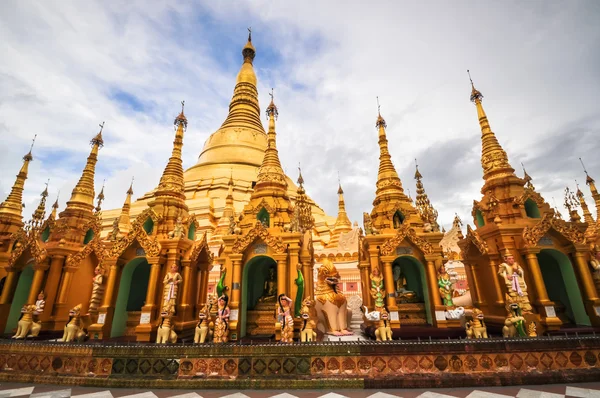 Shwedagon Pagoda Temppeli paistaa kauniissa auringonlaskussa Yango — kuvapankkivalokuva