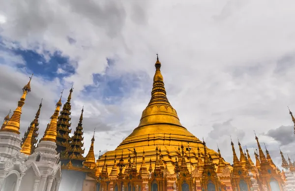 Shwedagon Pagoda (Great Dagon Pagoda) en Rangún, Myanmar — Foto de Stock