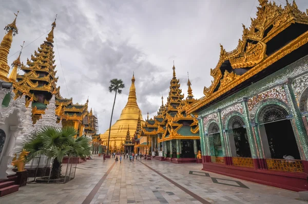 Shwedagon Pagoda temppeli Yangossa — kuvapankkivalokuva