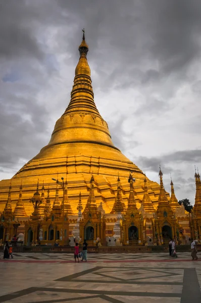 Shwedagon pagoda templet lysande i den vackra solnedgången i yango — Stockfoto