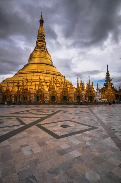 Shwedagon Pagoda Temppeli paistaa kauniissa auringonlaskussa Yango — kuvapankkivalokuva