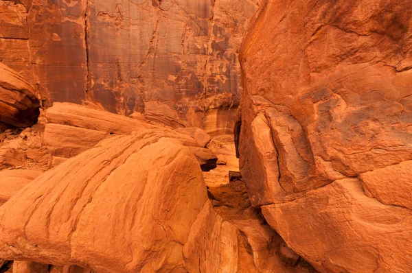 Monument valley, bir dağ tarafında kayalar — Stok fotoğraf