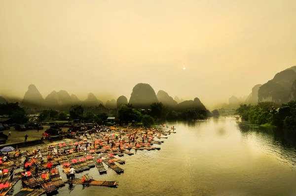 Li rivier Aegean berglandschap in yangshuo guilin — Stockfoto