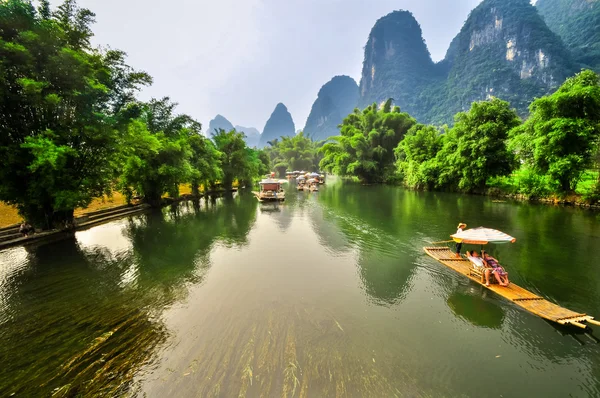 Li river baboo bergslandskap i yangshuo guilin — Stockfoto