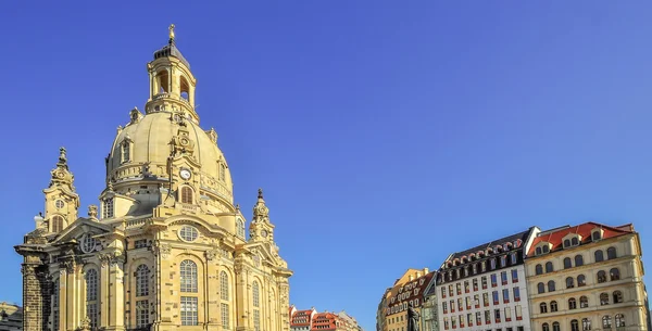 Igreja Frauenkirche em Dresden com edifícios residentes — Fotografia de Stock