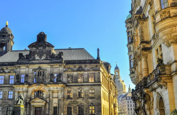 Kościół frauenkirche wzięte z ulicy w Drezno, Niemcy — Zdjęcie stockowe