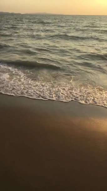 Niedrige Pfanne Von Links Nach Rechts Strand Bei Sonnenuntergang — Stockvideo