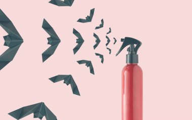 Kırmızı sprey şişesinden uçan siyah origami yarasalarından yapılmış doku soluk pembe bej arka planda izole edilmiş. Cadılar Bayramı tebrik kartı konsepti. Kopya alanı ile en az Cadılar Bayramı deseni.