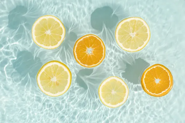 Natuurlijke Citrusvruchten Achtergrond Met Verse Sappige Schijfjes Citroen Sinaasappel Drijvend — Stockfoto
