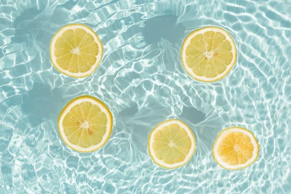 Frische Saftige Saure Zitronenscheiben Die Wasser Schwimmen Natürliches Zitrusfruchtmuster Biologisches — Stockfoto