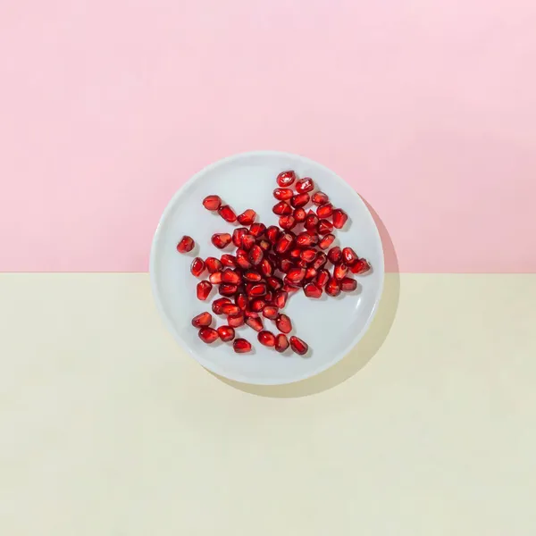Minimalna Naturalna Scena Owocowa Wykonana Białej Tacki Pogrubionym Czerwonym Granatem — Zdjęcie stockowe