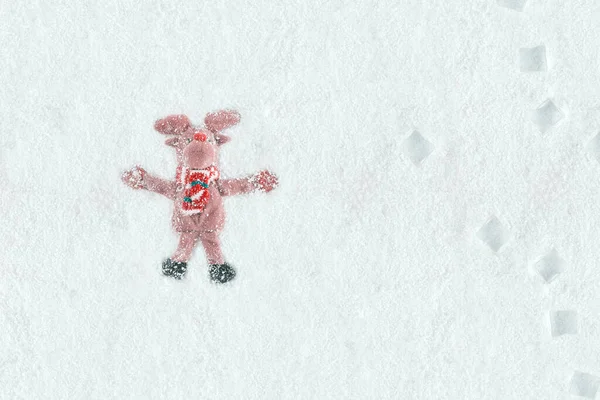 추상적 겨울은 눈덮인 순록으로 만들어 졌습니다 평평하게 크리스마스 인사말 아이디어 — 스톡 사진