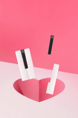 Minimum müzik soyut aşk kavramı, piyano tuşları ve kalp şeklinde bir delik, pastel pembe arka plan. Tebrik kartı fikri. Müzik festivali ya da konser konsepti. Sevgililer Günü ya da düğün. 