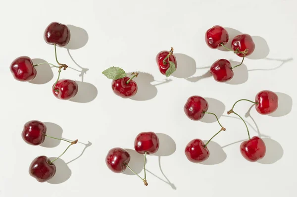 Δημιουργική Αφηρημένη Φυσική Καλοκαιρινή Υφή Φρούτων Από Έντονα Κόκκινα Κεράσια — Φωτογραφία Αρχείου