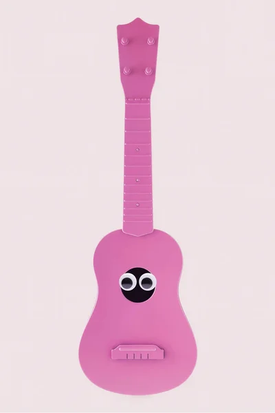 Los Ojos Asustados Sobresalen Del Agujero Negro Guitarra Rosa Pastel —  Fotos de Stock