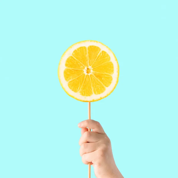 Çocukların Limon Dilimli Parlak Parlak Mavi Arka Planda Ele Tutuşmalarıyla — Stok fotoğraf