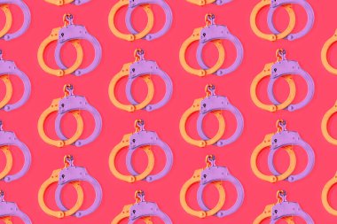 Sevgililer Günü deseni, izole edilmiş pembe arka planda kilitli, mor kelepçelerle yapılmış. Minimum ilişki, evlilik, nişan ya da yakın ilişki kavramı. Kırılmaz aşk.