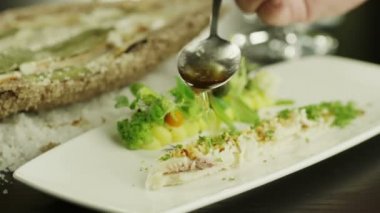 Şef soyunma beyaz balık tuz pişirdim. yakın çekim.