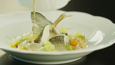 çorba balık restoranında garson.