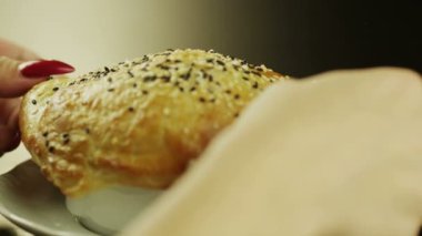 lezzetli ıstakoz kremalı çorba pişmiş beyaz ekmek ile vurdu. yakın çekim