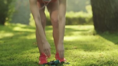 güzel kız doğada dumbbell bukleler yapıyor.