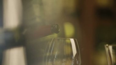 sommelier şarap restoran ile cam doldurma.