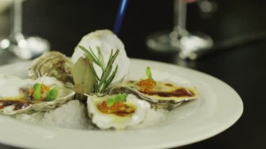 lüks restoranda kremalı fırında istiridye hazırlanıyor
