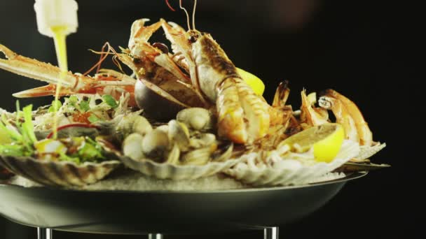 Šéfkuchař připravuje lahodné mořské jídlo s ústřice a krevetami. — Stock video