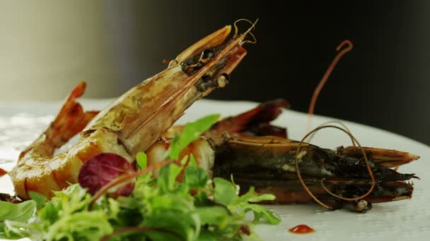 Kocken förbereder maträtt med stekta räkor och sallad. närbild — Stockvideo