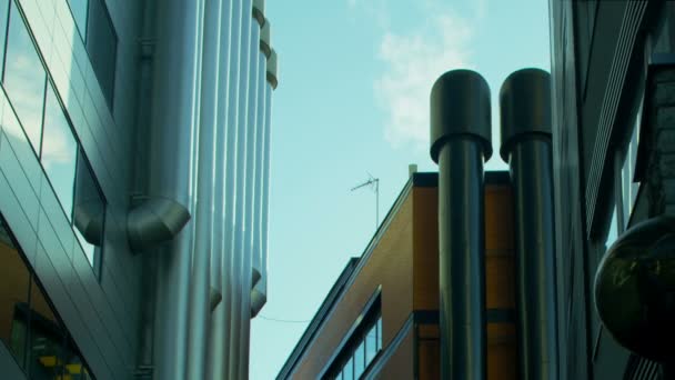 Firmengebäude mit dampfendem Schornstein in der Innenstadt — Stockvideo