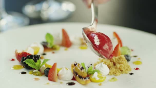 Chef sirviendo postre con frutas, helado y merengue crujiente . — Vídeo de stock